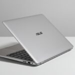 밝은 배경 위에 놓인 '쿨 실버' 색상의 ASUS 비보북 Go 15 (E1504FA-BQ476) 노트북. 상판이 살짝 열려 슬림한 디자인과 키보드가 보이며, 실용적이고 깔끔한 외관을 보여주는 현재 판매 제품 모습