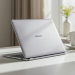 밝고 모던한 분위기의 책상 위에 놓인 실버 색상 삼성 갤럭시북 (NT750XGR-A51A) 노트북. 슬림한 옆모습과 깔끔한 상판 디자인이 돋보이며, 현재 판매 중인 제품의 실제 모습.