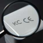 가전제품 뒷면의 KC 마크와 CE 마크를 돋보기로 살펴보는 모습