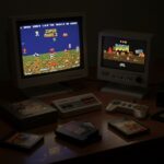 슈퍼 마리오 브라더스 3, 둠, 완다와 거상 등 레트로 명작 게임이 실행 중인 오래된 CRT TV와 최신 LCD 모니터가 나란히 배치된 책상 위, 고전 게임 팩과 컨트롤러가 흩어진 포토리얼 이미지. 기술 진보와 향수를 함께 담아낸 구도.